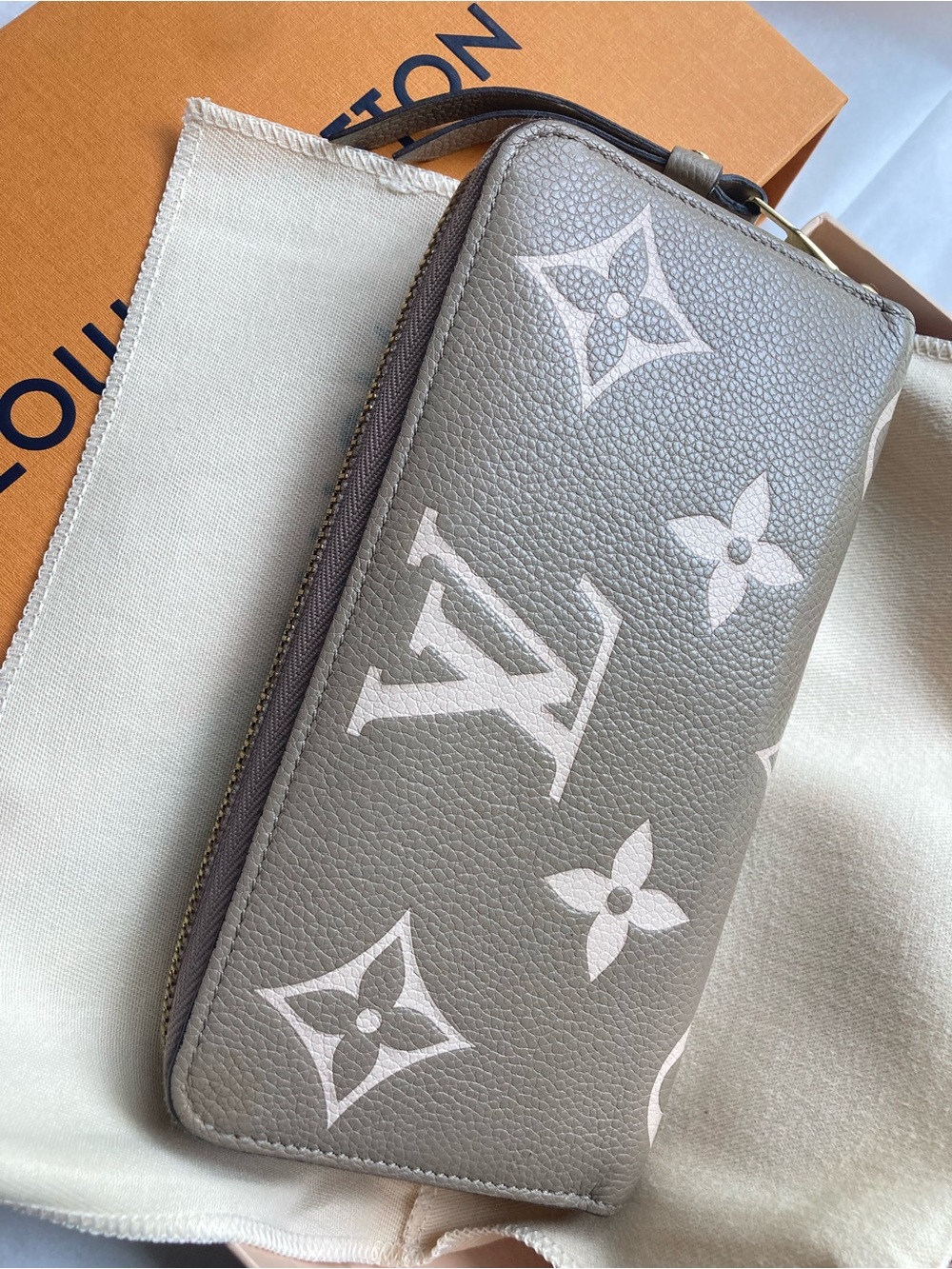 SOLD Louis Vuitton Taupe and Light Pink Monogram Compact Zip Wallet - Picture 3 of 16